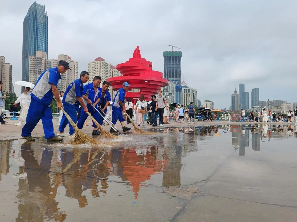 台风过后，青岛前海设施有序修复